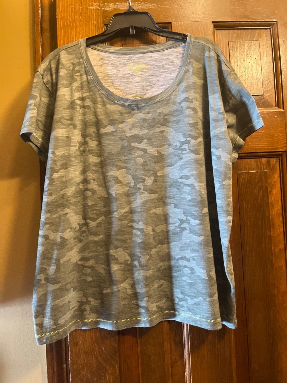 Like New Vineyard Vines Camo Print, Short Sleeve T-Shirt.  Sz. M.